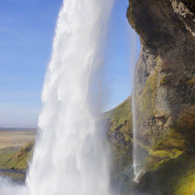 Regenbogen mit Wasserfall