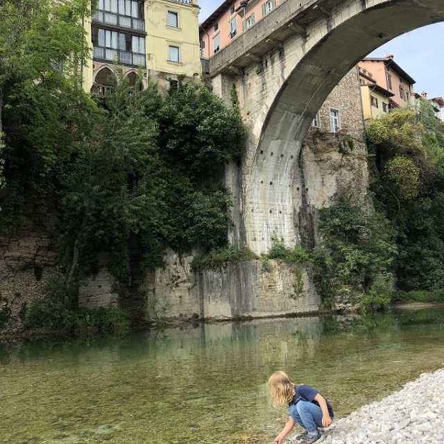 Familienurlaub-italien-udine-am-fluss-mit-kind