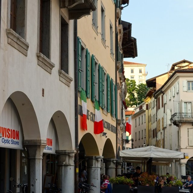 Familienurlaub-italien-udine-stadt-gassen