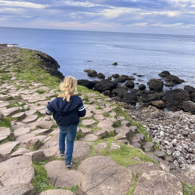 Giants Causeway mit Kind