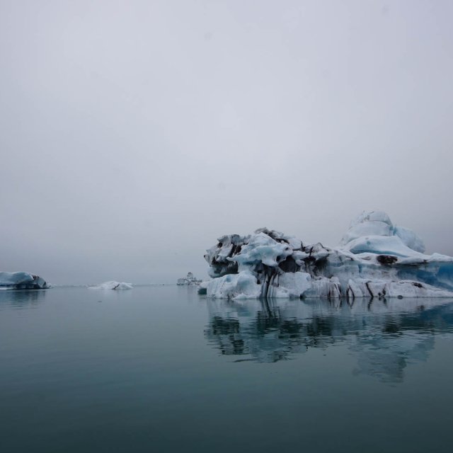 Eisbrocken im Wasser